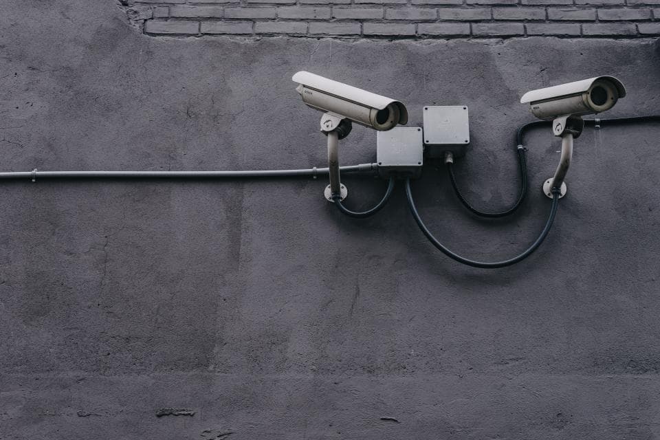 Camera an ninh gắn trên tường nhà trọ