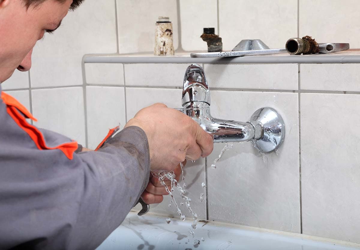 Vòi nước bị hỏng đang chảy nước trong phòng trọ